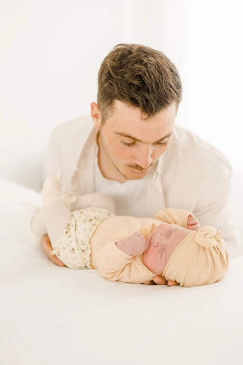 main enfant beige rose gris